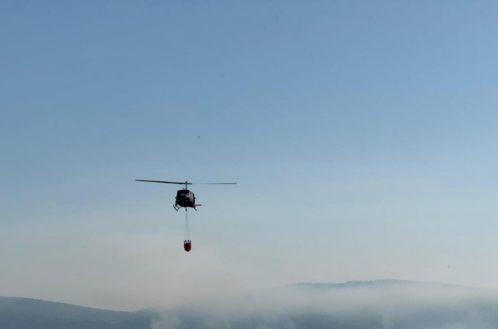 Aktivan požar na Čvrsnici: U gašenje uključen i helikopter OSBiH