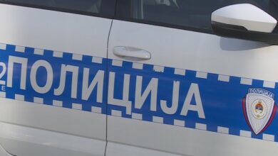 Saobraćajna nezgoda u Dvorovima: Automobil sletio s puta, vozač povrijeđen