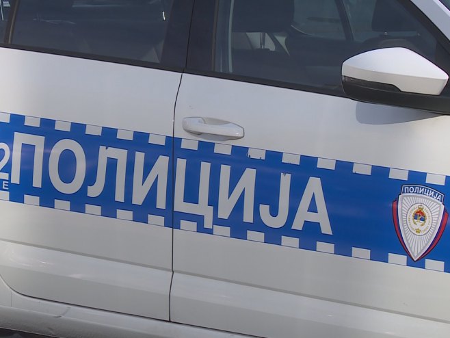 Saobraćajna nezgoda u Dvorovima: Automobil sletio s puta, vozač povrijeđen