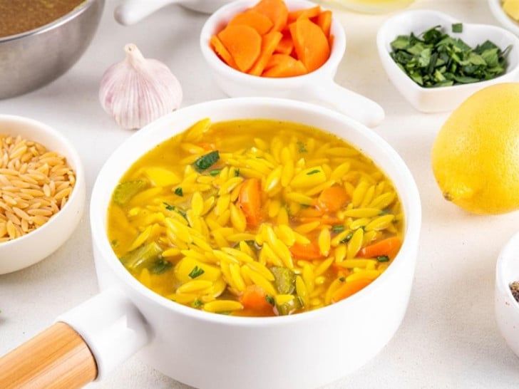 Kako se pravi bogata pileća supa sa orzo tjesteninom
