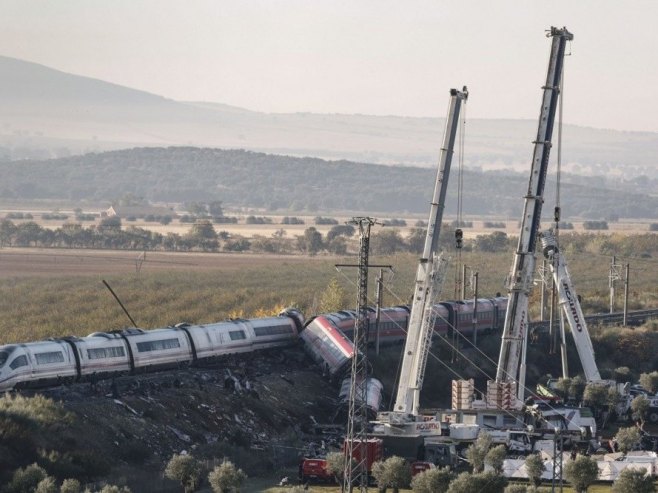 Željeznička nesreća u Španiji odnijela najmanje 69 života, traga se za desetinama nestalih
