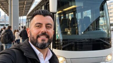 Apsurd na peronu u Banjaluci: Profesor kupio digitalnu kartu za autobus, pa podatke ručno prepisivao na papir