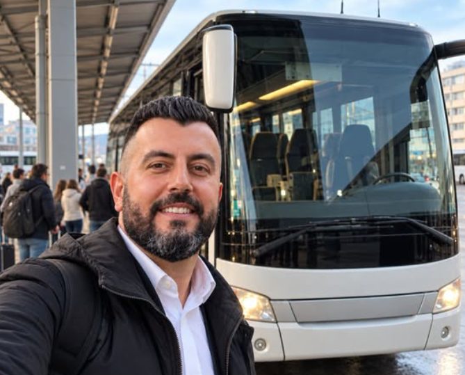 Apsurd na peronu u Banjaluci: Profesor kupio digitalnu kartu za autobus, pa podatke ručno prepisivao na papir