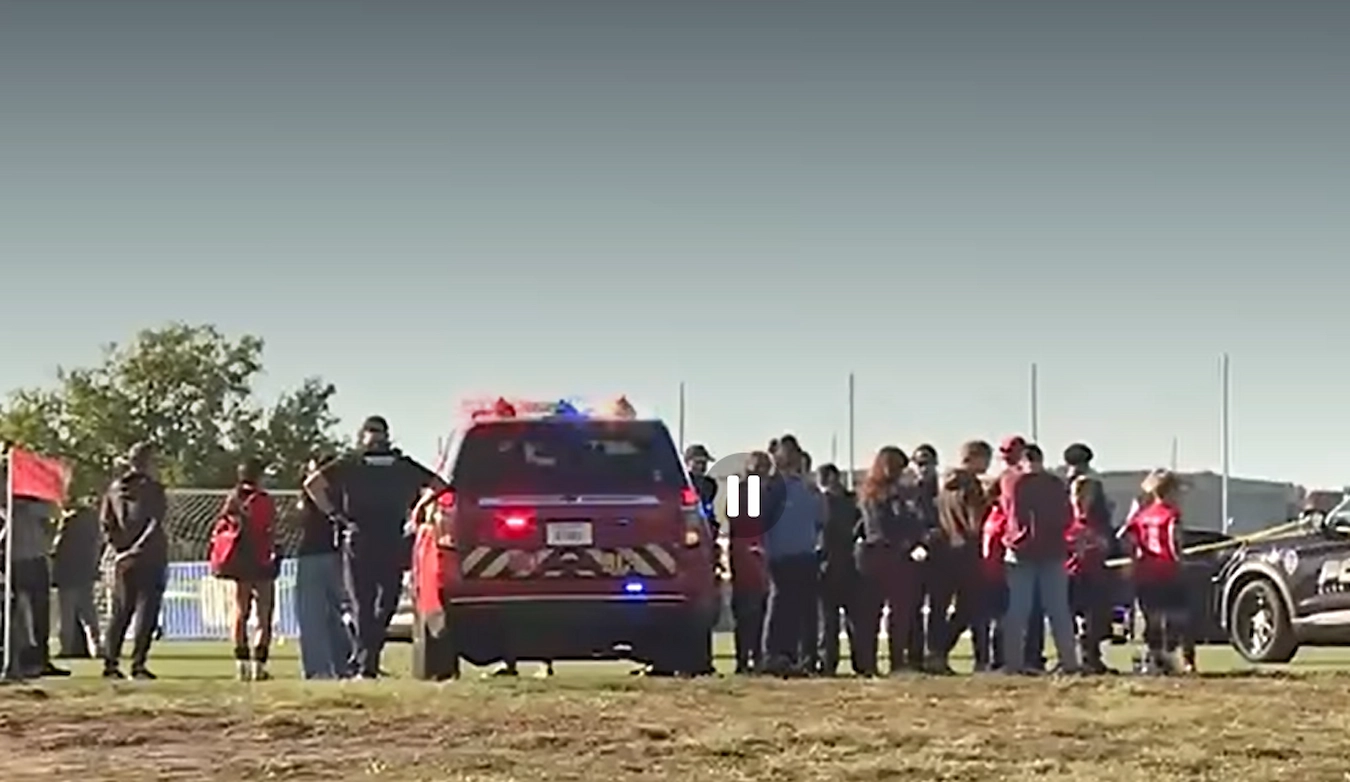 Velika tragedija u Kanzasu: Teretno vozilo uletjelo na teren, stradali dječak i muškarac