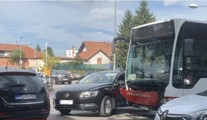 Sudar autobusa i automobila u banjalučkom naselju Rosulje