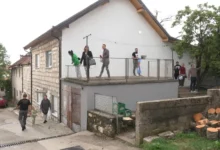 Novi dom za osmočlanu porodicu Miletić iz Gacka zahvaljujuci organizaciji Srbi za Srbe