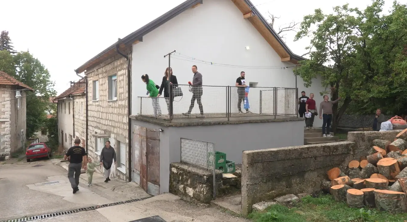 Novi dom za osmočlanu porodicu Miletić iz Gacka zahvaljujuci organizaciji Srbi za Srbe