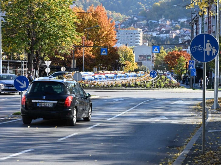 Ukrasi na kružnim tokovima u Banjaluci dijele javnost: Struka upozorava, Gradska uprava tvrdi da je sve po propisima