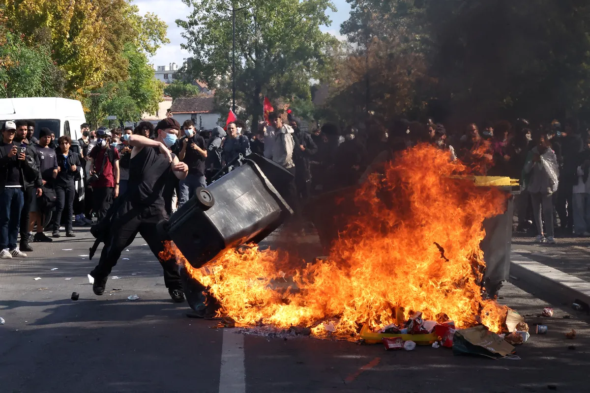 Nasilje na protestima u Francuskoj: Direktora polili benzinom i zapalili vatrogasno vozilo