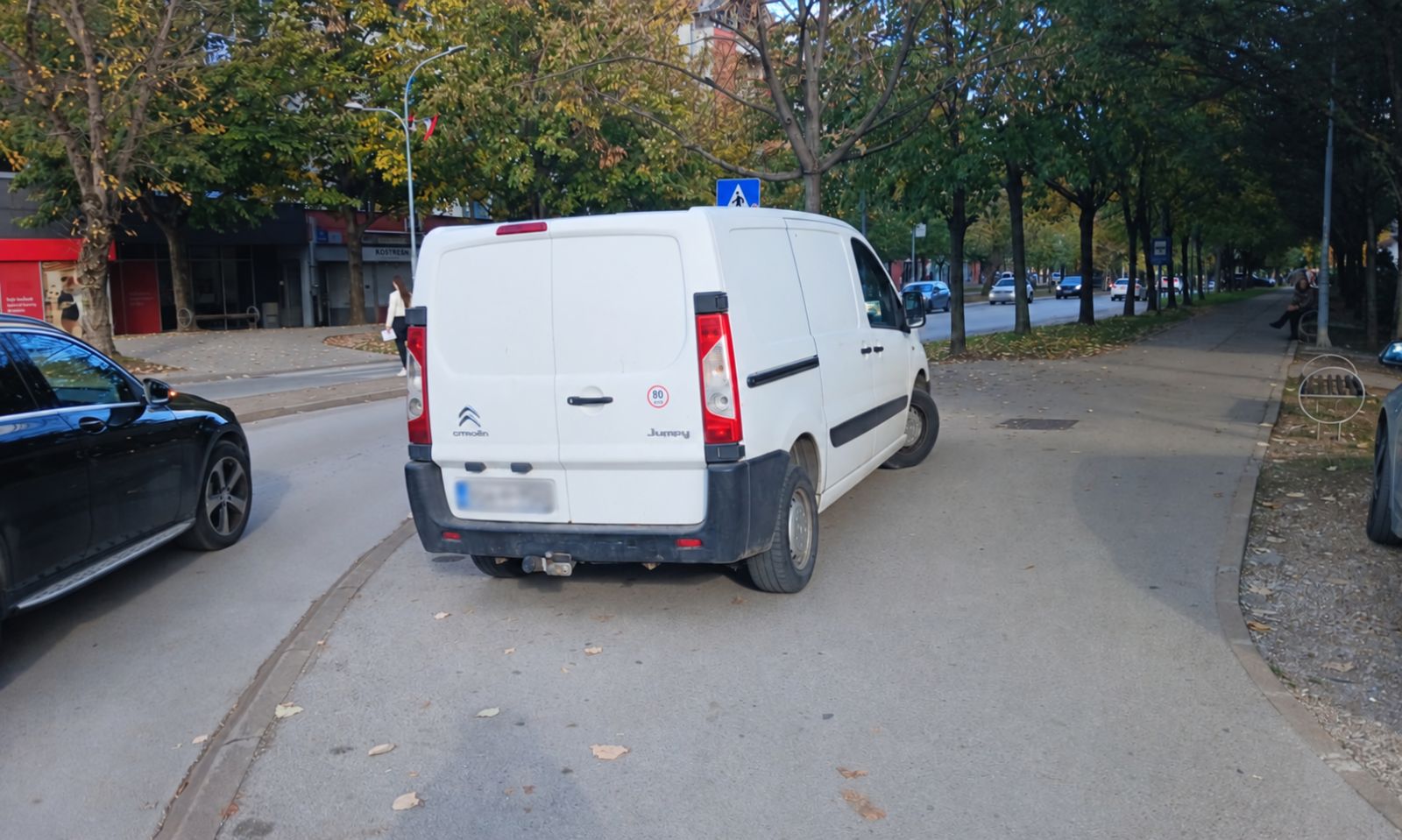 Parkiranje na šetalištu u Banjaluci ponovo ogorčilo pješake