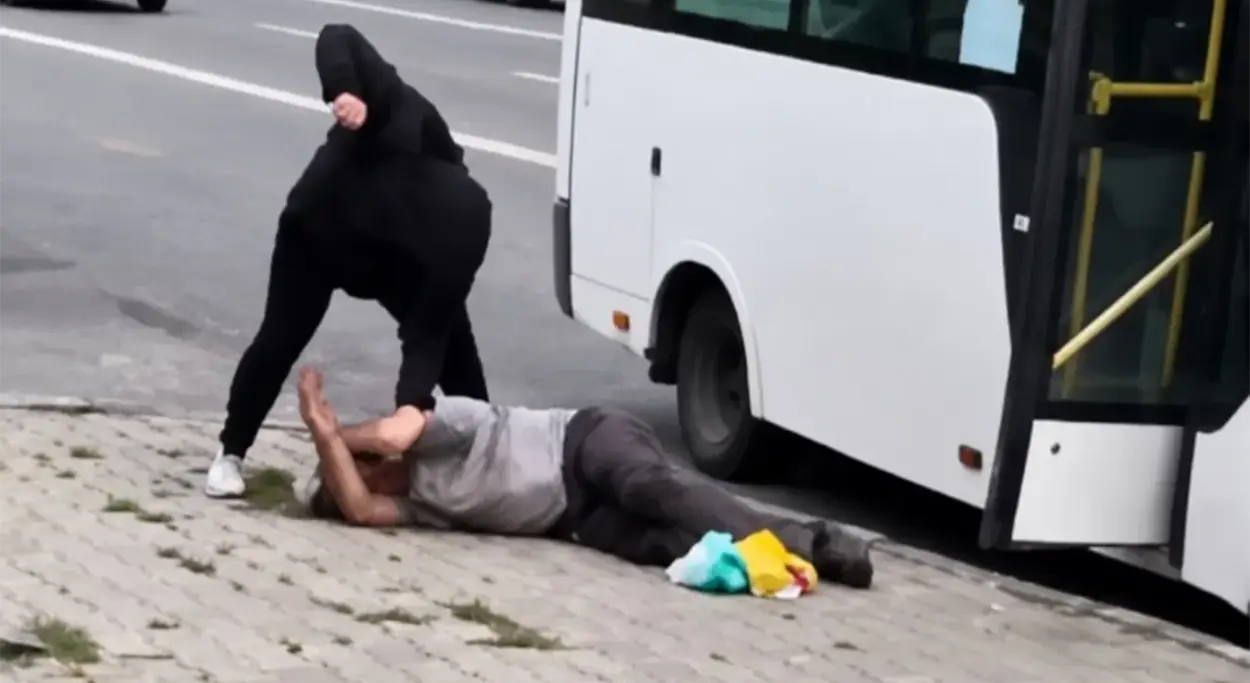 Nesvakidašnji incident u Rusiji: Žena izbacila muškarca iz autobusa pa ga pretukla