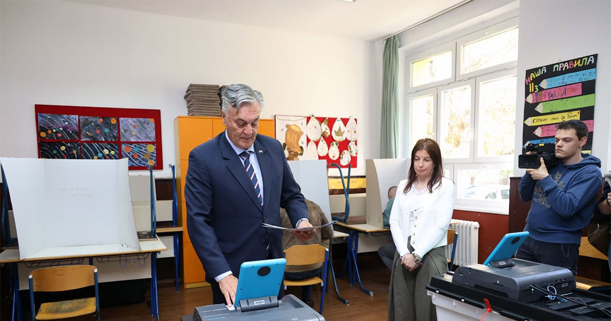 Siniša Karan glasao na biračkom mjestu u Banjaluci