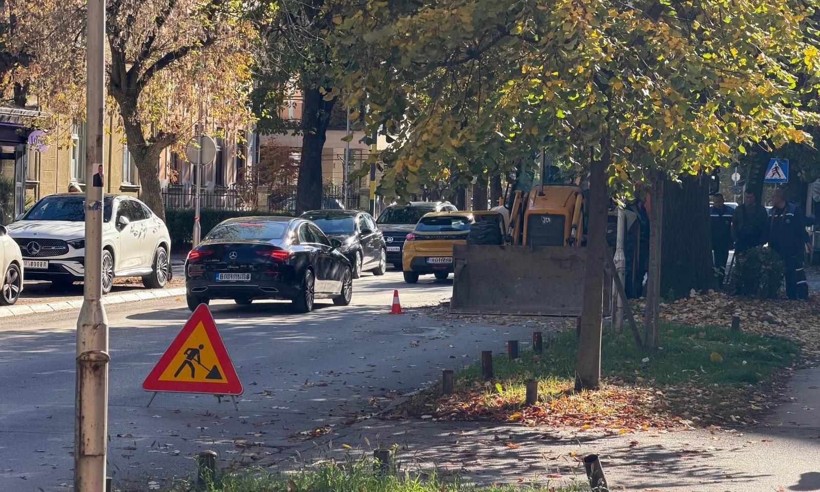 Usporen saobraćaj u Gundulićevoj ulici: Radovi zatvorili jednu traku