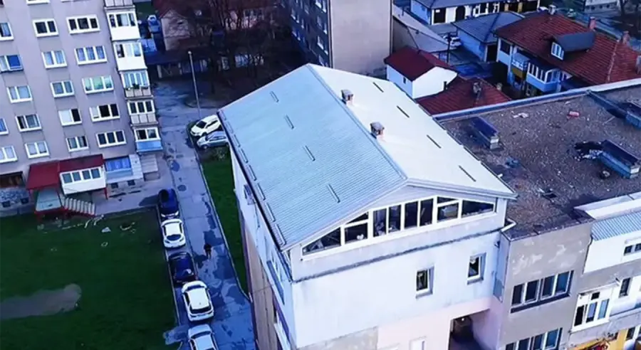 Nesvakidašnji slučaj u Zenici: Zašto kuća na krovu zgrade i dalje prkosi rušenju