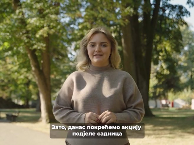 Podjela sadnica na Trgu Krajine: Akcija Mladih SNSD-a Srpske