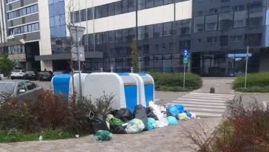 Novi kontejneri stoje prazni dok se otpad gomila na ulici u centru Banjaluke