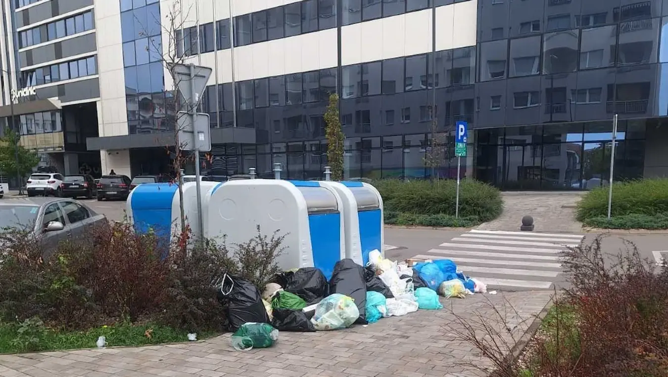 Novi kontejneri stoje prazni dok se otpad gomila na ulici u centru Banjaluke
