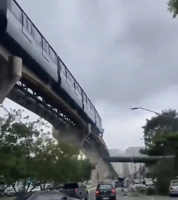 Prevrnuo se kran i pao pred voz u Sao Paulu