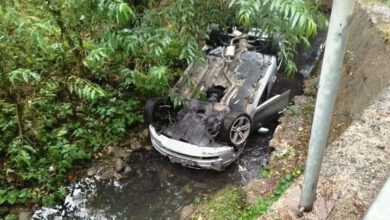 Nezgoda na Laušu: Vozilo udarilo u betonski stub i sletjelo u kanal