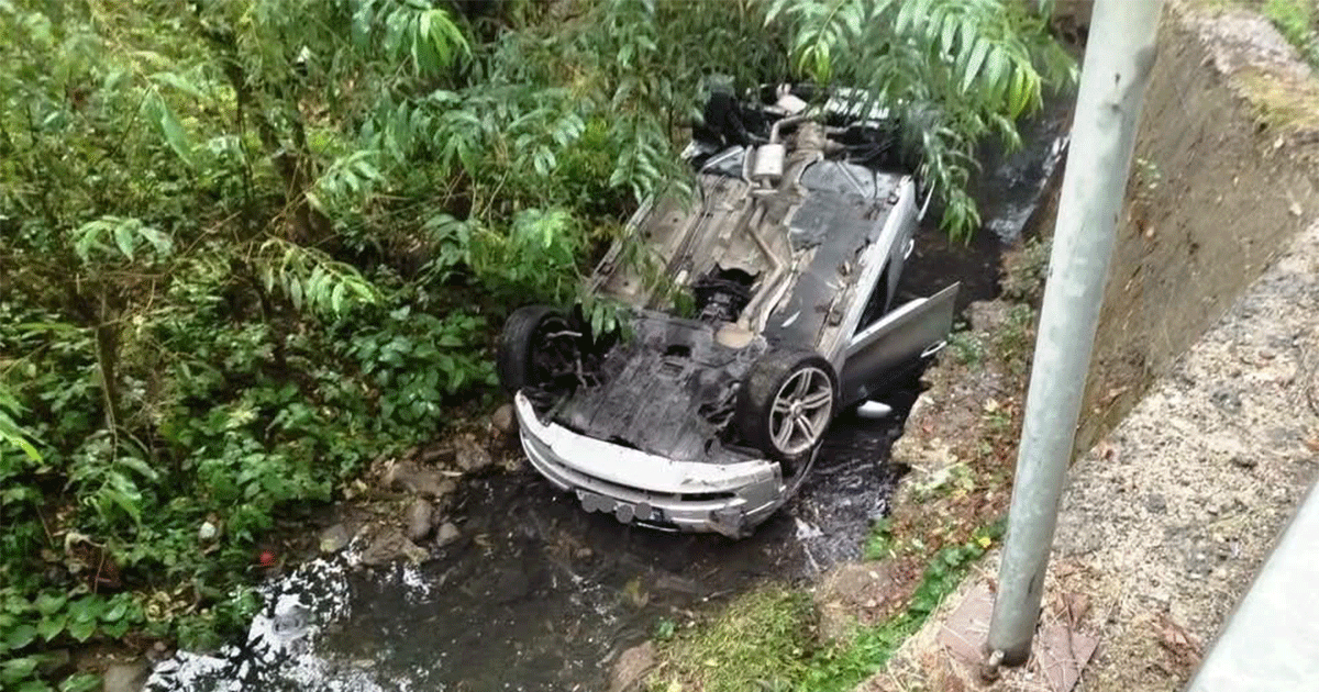 Nezgoda na Laušu: Vozilo udarilo u betonski stub i sletjelo u kanal