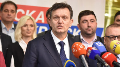 Burna sjednica Predsjedništva SDS-a: Na stolu povlačenje odluke o Petroviću i ostavka Blanuše