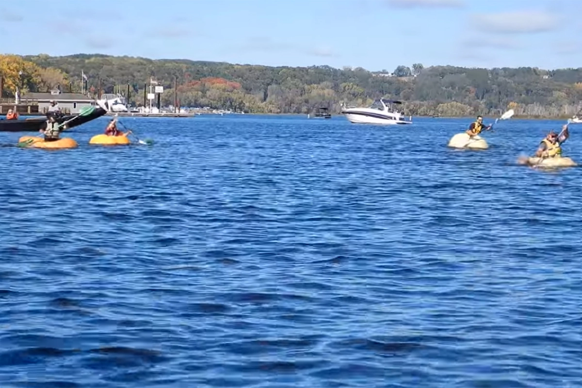 Regata u izdubljenim bundevama privukla brojne posjetioce u Minesoti