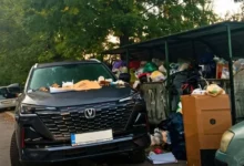 Građani zatrpali smećem nepropisno parkiran automobil u Sarajevu