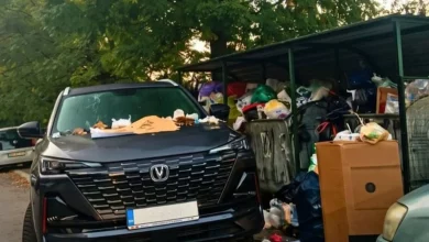 Građani zatrpali smećem nepropisno parkiran automobil u Sarajevu