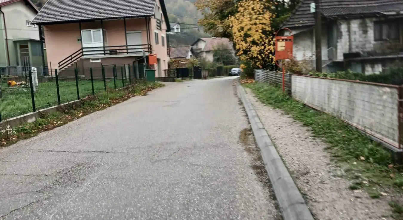 Mještani Desne Novoselije tri godine čekaju trotoare i ležeće policajce