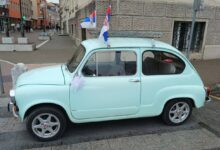 Nesvakidašnji prizor ispred Gradske uprave: Okićeni Fićo oduševio Banjalučane tokom svadbenog slavlja