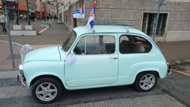 Nesvakidašnji prizor ispred Gradske uprave: Okićeni Fićo oduševio Banjalučane tokom svadbenog slavlja
