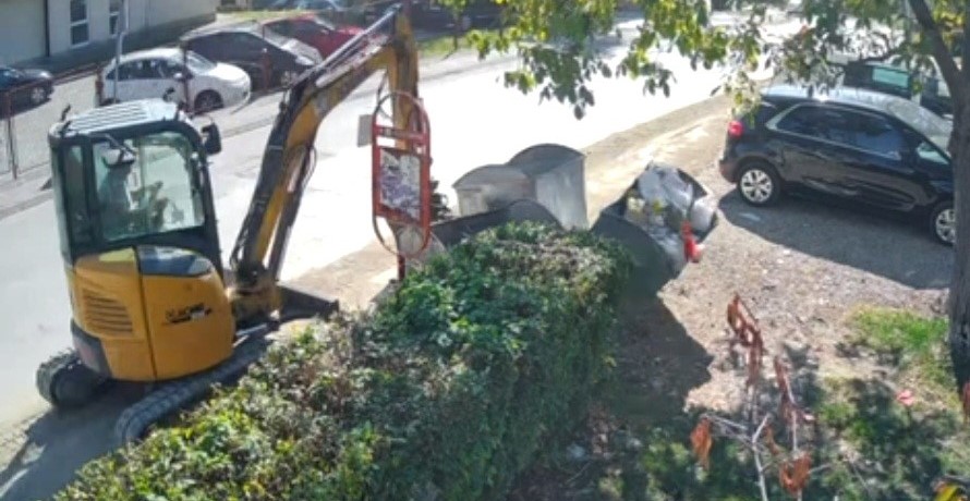 Nadzorne kamere snimile vandalizam: bagerom oboren kontejner u Paprikovcu