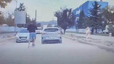 Divljanje na trotinetu u Banjaluci: za dlaku izbjegnut sudar sa automobilom