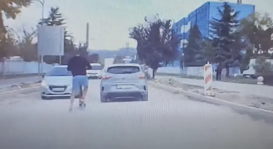 Divljanje na trotinetu u Banjaluci: za dlaku izbjegnut sudar sa automobilom