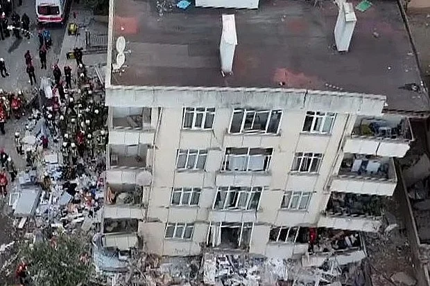 Urušila se zgrada u Istanbulu: spašeno osam osoba, troje djece