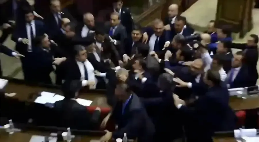 Tuča u jermenskom parlamentu: poslanici se gađali stolicama, ima povrijeđenih