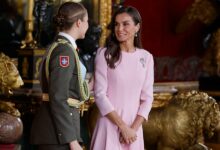 Kraljica Letizia u lepršavoj haljini na vojnoj paradi u Madridu