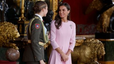 Kraljica Letizia u lepršavoj haljini na vojnoj paradi u Madridu