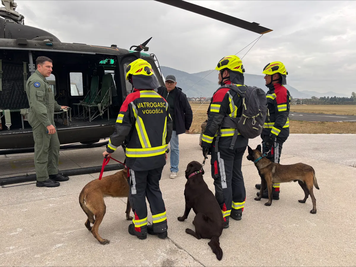Obuka potražnih pasa u helikopteru EUFOR-a: Iko savladao strah od buke