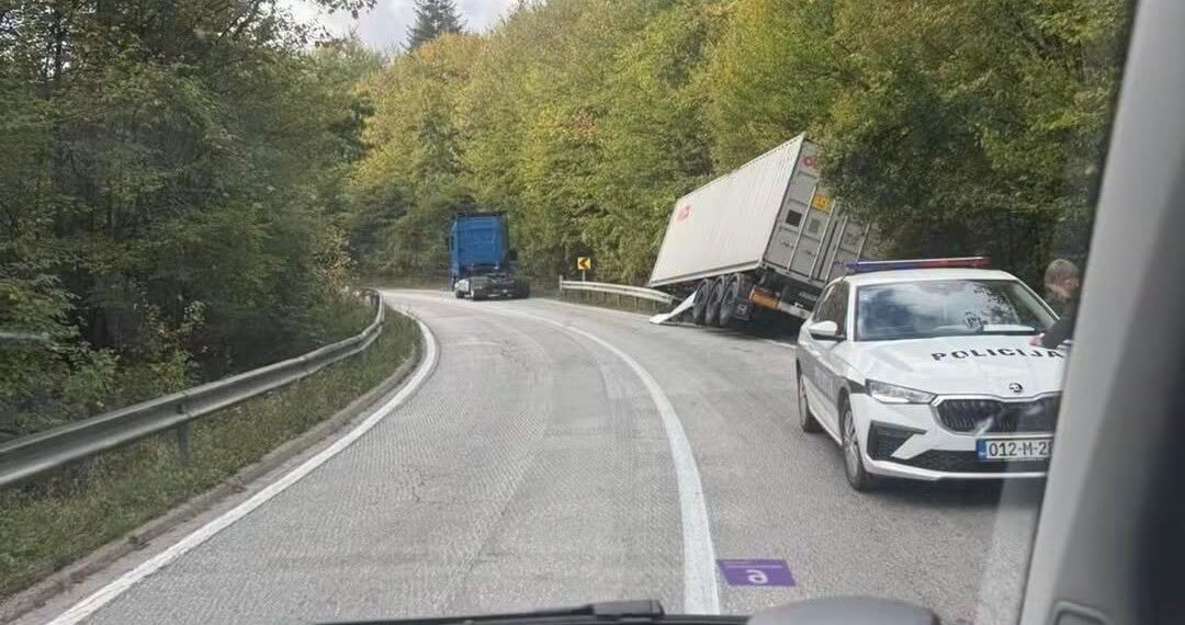 Nezgoda kod Kladnja: Teretnom vozilu se otkačila prikolica