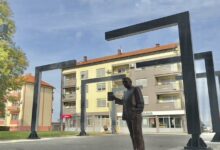 Nedavno postavljen spomenik Dušku Trifunoviću u Brodu: Minić poručio da veza traje vječno