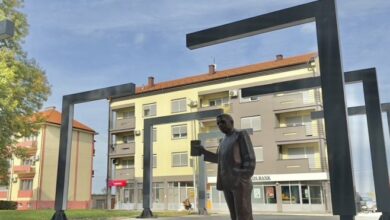 Nedavno postavljen spomenik Dušku Trifunoviću u Brodu: Minić poručio da veza traje vječno