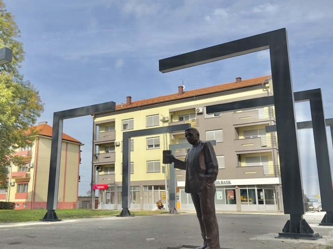 Nedavno postavljen spomenik Dušku Trifunoviću u Brodu: Minić poručio da veza traje vječno