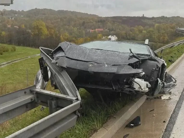 Skupocjeni Lamborgini uništen u udesu na autoputu A1: Sumnja se na trku sa Ferarijem