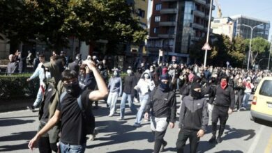 Nemiri ispred zgrade Vlade: Nastavljeni protesti u Tirani uz upotrebu vodenih topova