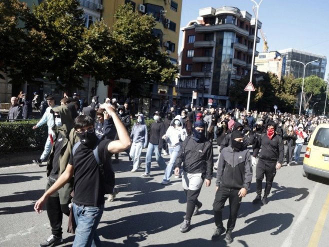 Nemiri ispred zgrade Vlade: Nastavljeni protesti u Tirani uz upotrebu vodenih topova